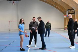 dyrektor i nauczyciele wręczający dyplomy