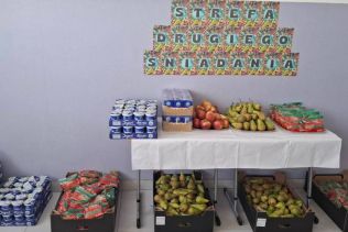 Strefa drugiego śniadania, owoce i warzywa na stoł&oacute;wce szkolnej.