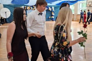 uczniowie klas 8 tańczący poloneza
