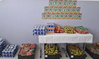 Strefa Drugiego Śniadania, owoce i warzywa na stoł&oacute;wce szkolnej
